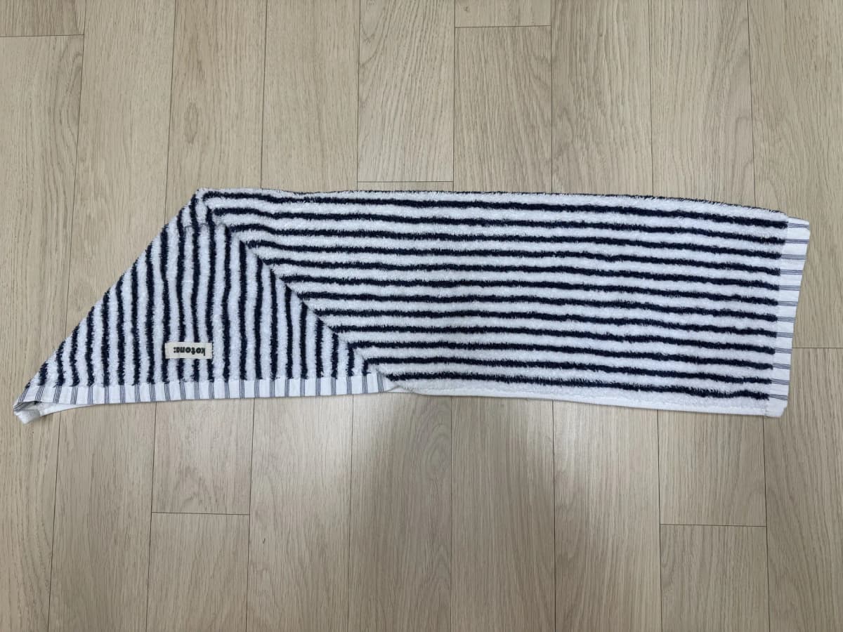 호텔식 수건 접는 방법 아래로 내리기