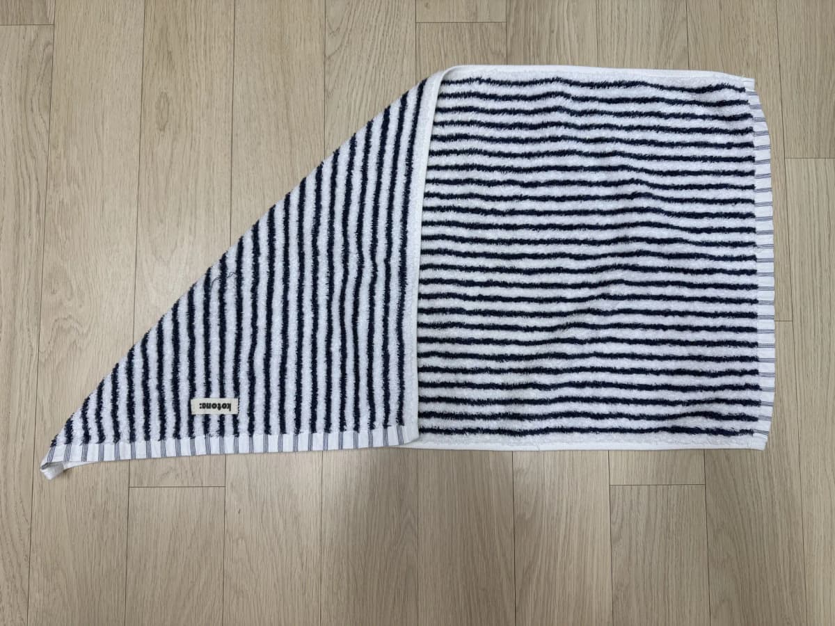 호텔식 수건 접는 방법 왼쪽 모서리 내리기